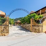 Mires House Front 2 Διαμέρισμα *